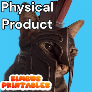 Op de afbeelding: Een kat met een donkerbruine gladiatorenhelm met een rode pluim, tegen een helderblauwe achtergrond. De woorden "Physical Product" staan bovenaan en "Bimbus Printables" onderaan.