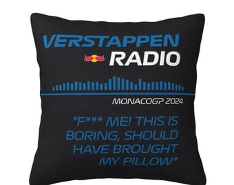 Puede incluir: Cojín cuadrado negro con el texto "VERSTAPPEN RADIO" en azul y blanco. Debajo, un diseño de ecualizador gráfico y el texto "MONACOGP 2024". El cojín también tiene el texto "F*** ME! THIS IS BORING, SHOULD HAVE BROUGHT MY PILLOW".
