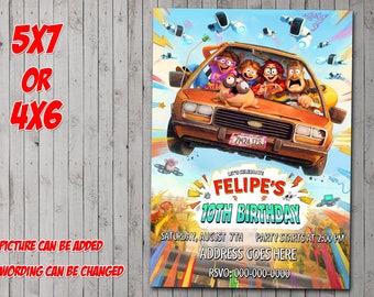 Puede incluir: Una invitación colorida a una fiesta de cumpleaños con un coche de dibujos animados con una familia dentro. El texto dice "Celebremos el 10º cumpleaños de Felipe". La invitación incluye la fecha, la hora y la dirección de la fiesta.