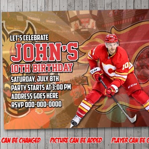 Op de afbeelding: Een printbare verjaardagsuitnodiging met een hockeyer in een rood en geel uniform met een hockeystick. De tekst op de uitnodiging luidt "Let's Celebrate John's 10th Birthday. Saturday, July 8th. Party starts at 3:00 PM. Address goes here. RSVP 000-000-0000".