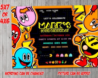 Puede incluir: Una invitación a una fiesta de cumpleaños con temática de Pac-Man. La invitación es amarilla y negra con un personaje de Pac-Man en la esquina inferior derecha. El texto de la invitación dice "Celebremos el 10º cumpleaños de Mark".