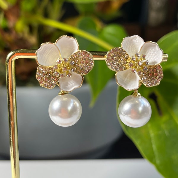 Sweet Flower With Imitation Pearl Design Stud Earrings Alloy Jewelry Zircon Inlaid Elegant Leisure Style For Women Dating Earrings