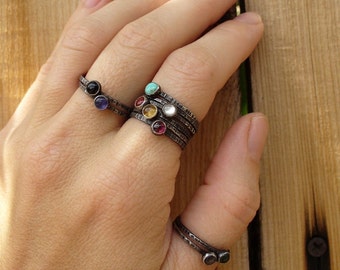 Anillo apilable con piedras preciosas delicadas: plata fina y de ley