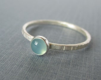 Anillo de calcedonia azul agua - Apilador de plata fina y de ley delicada - Anillos apilables para madres - Rústico