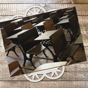Cartão postal fotográfico de belas artes da Old Days School House, antigo, nostalgia, campo, mesas, vintage, histórico, pós-cruzamento - 5,75" x 4,125"