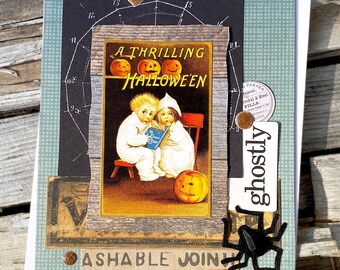 Puede incluir: Una tarjeta de felicitación con temática de Halloween con una ilustración vintage. La tarjeta presenta el texto "A Thrilling Halloween" y una imagen de dos niños con disfraces blancos. También se incluye una araña negra y la palabra "ghostly".