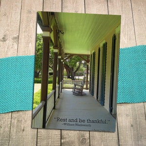 Rest and Be Thankful Front Porch Fine Art Postkarte, Zitat, Entspannung, Ruhe, dankbar, friedlich, südlich, Postcrossing, Stühle - 15 cm x 10 cm