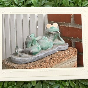 Estátua de sapo com detalhes brilhantes em biquíni Cartão de nota de fotografia de belas artes, verão, humor, relaxamento, praia, férias, oceano, golfo, lago, lagoa - 7"x5"