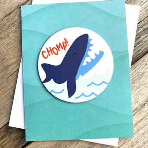 Chomp ... ist Hai für Happy Birthday Grußkarte, Junge, lustig, niedlich, Shark Week, Shark Fest, Sohn, Bruder, Schwester, Dad, Mom, Fun