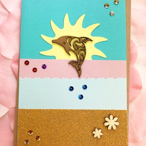 Sand, Sonne & Delfin Blanko Karte, Sonnenaufgang, Meer, Strand, Meer, Küste, Sonnenschein, fröhlich, glücklich, bunt, Freund, Salt Life - 13 cm x 16,5 cm