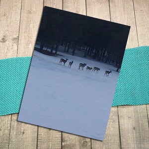 Cartolina fotografica artistica con cervi in fila in inverno, neve, campagna, tramonto, crepuscolo, fila indiana, esterno, postcross, sera - 5,75"x4,125"