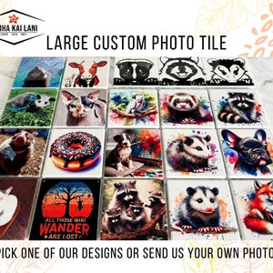 Op de afbeelding: Een verzameling van 16 aangepaste fototegels met verschillende ontwerpen, waaronder dieren, donuts en inspirerende citaten. De tegels zijn wit met een glanzende afwerking en zijn perfect om elke ruimte een persoonlijke touch te geven.
