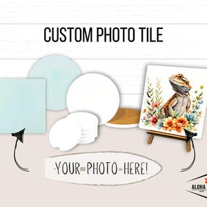 Puede incluir: Un azulejo de cerámica blanco con un diseño floral que presenta un lagarto barbudo. El azulejo está en un caballete de madera y tiene el texto "YOUR PHOTO HERE!" impreso debajo. El azulejo es un lienzo en blanco para una foto personalizada.