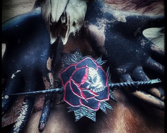 Gloeiende Death Skull Rose haarstok