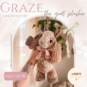 Könnte beinhalten: Ein gehäkeltes Ziegen-Plüschtier aus braunem und cremefarbenem Garn mit langen Ohren, kleinen Hörnern und einer rosa Schleife um den Hals. Das Bild enthält den Text GRAZE the goat plushie, CROCHET PATTERN, NO SEW und LOOPS TO LOVEYS.