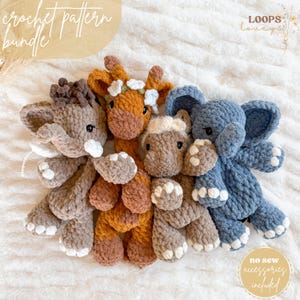Puede incluir: Un paquete de patrones de crochet con cuatro juguetes de peluche: un elefante marrón, una jirafa marrón y naranja, un caballo marrón y un elefante azul. Los juguetes están dispuestos sobre una superficie blanca y esponjosa. El texto "LOOPS loveys" y "no sew accessories included" es visible en la imagen.