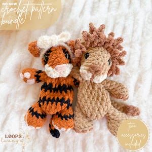 Puede incluir: Dos juguetes de animales de ganchillo: un tigre y un león. El tigre es naranja con rayas negras y una cara y un sombrero blancos. El león es de color canela con una melena marrón. El texto "no sew crochet pattern bundle" está en la parte superior. El texto "Two accessories included" está a la derecha.