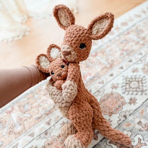 Momma Rue & Baby Joey Känguru Häkelanleitung | LOW SEW Häkelanleitung | süße Häkelanleitung | Häkelliebe | gehäkelte Känguru Anleitung | Bild 3