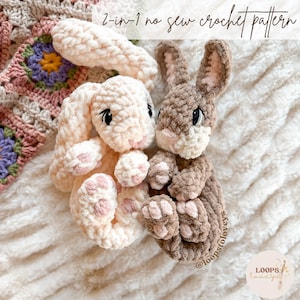 Può includere: Due coniglietti all'uncinetto color crema e marrone. Il coniglietto color crema ha dettagli rosa sulle zampe e sulle orecchie. Il coniglietto marrone ha dettagli marroni e crema. Il testo "2-in-1 no sew crochet pattern" è in alto.