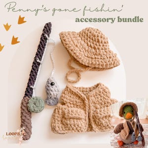 Op de afbeelding: Een gehaakte accessoirebundel met een visthema. Inclusief een hengel, een hoed, een vest en een vis. Het kleurenpalet bestaat voornamelijk uit neutrale tinten bruin, beige en grijs, met een vleugje groen. Tekst op de afbeelding luidt "Penny's gone fishin' accessory bundle."
