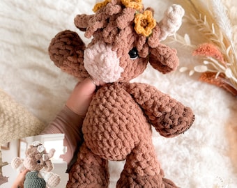 Cora Highland Cow Plushie crochet pattern | NO SEW crochet pattern | crochet cow | crochet cow plushie | crochet cow in overalls |