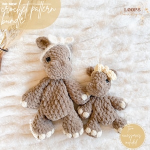Peut inclure: Deux jouets en peluche en forme de rhinocéros crochetés, l'un plus grand que l'autre, tous deux de couleur marron avec des accents blancs. Le plus grand rhinocéros a un nœud blanc sur la tête. Le plus petit rhinocéros a un nœud jaune sur la tête. Le texte "LOOPS boujee" est visible dans le coin supérieur droit de l'image. Le texte "no sew crochet pattern bundle!" est visible dans le coin supérieur gauche de l'image.