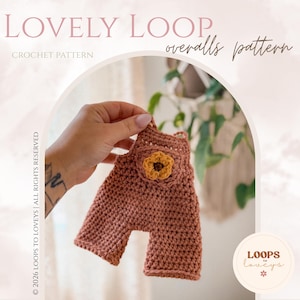 Op de afbeelding: Een terracotta-kleurig haakpatroon voor een tuinbroek met een klein geel bloemdetail op de voorzak. De tekst LOVELY LOOP overalls pattern en CROCHET PATTERN zijn zichtbaar, samen met de merknaam LOOPS to loveys.