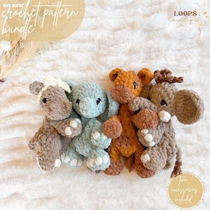 Puede incluir: Una colección de cuatro juguetes de animales de ganchillo hechos a mano: un caballo, un elefante, un león y un alce. Los juguetes son en tonos de marrón, azul y naranja, con detalles en blanco. La imagen incluye el texto "no sew crochet pattern bundle" y "Two accessories included."