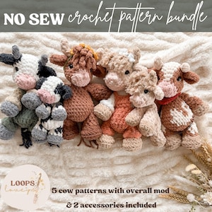 以下が含まれることがあります： 茶色、白、ベージュなど、さまざまな色の手作りのカウかぎ針編みぬいぐるみ6体。上部には「NO SEW crochet pattern bundle」という文字があります。下部には「5 cow patterns with overall mod & 2 accessories included」という文字があります。