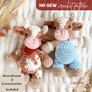 以下が含まれることがあります： 手作りのかぎ針編み牛のぬいぐるみ2体。1頭は赤いバンダナ、もう1頭は青いオーバーオールを着ています。牛は茶色、白、ピンクです。「NO SEW crochet pattern」の文字が上部にあります。「Overall mod & 2 accessories included」の文字が下部にあります。