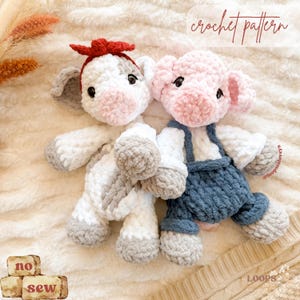Puede incluir: Dos animales de peluche de ganchillo hechos a mano: una vaca y un cerdo. La vaca es blanca, gris y rosa, con un lazo rojo. El cerdo es rosa y lleva un peto azul. La imagen incluye el texto "crochet pattern" y "no sew".