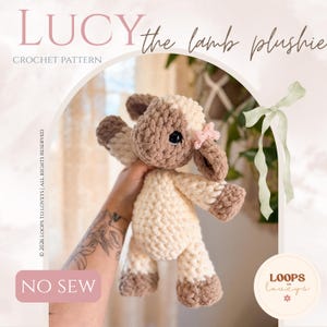 Könnte beinhalten: Eine Häkelanleitung für ein Lamm-Plüschtier namens Lucy. Das Plüschtier besteht aus cremefarbenem und braunem Garn mit einer kleinen rosa Schleife am Kopf und großen dunklen Augen. Der Text auf dem Bild lautet LUCY the lamb plushie, CROCHET PATTERN, NO SEW, LOOPS to loveys.