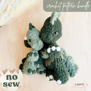 Puede incluir: Dos juguetes de dinosaurio de ganchillo verdes, uno verde claro y otro verde oscuro, están acurrucados juntos. Los juguetes tienen detalles blancos en sus espinas y pies. La imagen incluye el texto "crochet pattern bundle" y "no sew".