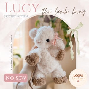 Könnte beinhalten: Ein gehäkeltes Lamm-Kuscheltier aus weißem, flauschigem Garn mit braunen, strukturierten Füßen und einer kleinen rosa Schleife am Kopf. Das Bild enthält den Text LUCY the lamb lovey, CROCHET PATTERN, NO SEW, LOOPS to loveys und eine hellgrüne Schleife.