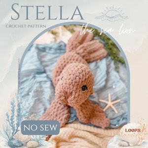 Puede incluir: Un juguete de peluche de león marino tejido a ganchillo en color rosa polvoriento con ojos oscuros, con el texto STELLA CROCHET PATTERN the sea lion y NO SEW. Incluye un pequeño accesorio de estrella de mar blanca y elementos gráficos marinos.