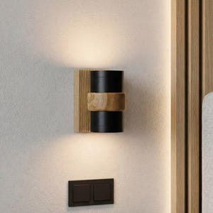 Geometrische, handgefertigte Wandleuchte, markante Wandleuchte aus Holz und Metall, Eingangsbereichbeleuchtung im Mid-Century-Stil