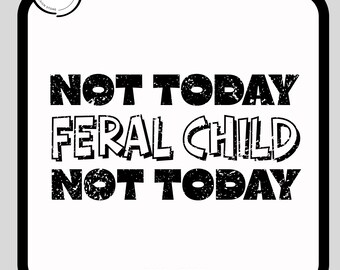 以下が含まれることがあります： 「NOT TODAY FERAL CHILD NOT TODAY」のテキストが入った白黒のグラフィックデザイン。デザインは黒い縁取りのある白い背景にあります。デザインの下部には「SVG-PNG」と書かれています。
