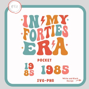 Op de afbeelding: Een retro-stijl grafisch ontwerp met de tekst "IN MY FORTIES ERA" in verschillende kleuren, waaronder oranje, roze en teal. Het ontwerp bevat ook de nummers "1985" en het woord "POCKET". Het ontwerp staat op een witte achtergrond.