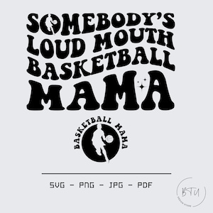 以下が含まれることがあります： レトロなフォントで「Somebody's Loud Mouth Basketball Mama」というテキストが書かれた白黒のグラフィックデザイン。小さな円形のグラフィックには、バスケットボール選手と「Basketball Mama」というテキストが描かれています。