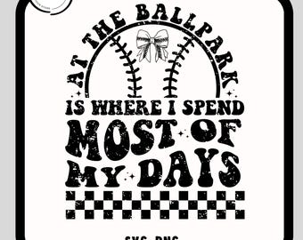 At The Ballpark is waar ik de meeste van mijn dagen doorbreng Svg-Png, retro honkbal moeder Svg, honkbalseizoen grappig honkbalspel dag moeder, honkbal Svg
