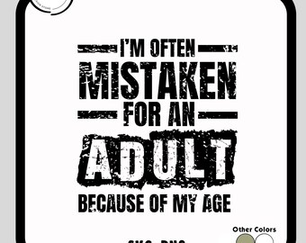 A menudo me confunden con un adulto por mi edad (SVG-Png), diseño de camiseta con frase divertida sobre la adultez, frase sarcástica para adolescentes y adultos.