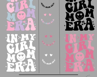 Peut inclure: Quatre variations d'un design graphique avec le texte "IN MY GIRL MOM ERA" dans une police de caractères rétro. Le design présente un visage souriant avec des cœurs pour les yeux et des étoiles. Le texte est en rose, blanc, noir et bleu clair.