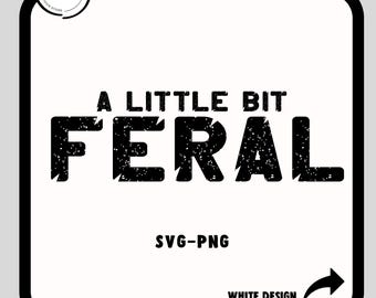 以下が含まれることがあります： 大胆で使い古されたフォントで「A LITTLE BIT FERAL」と書かれた白黒のデザイン。下には「SVG-PNG」と「WHITE DESIGN」と右向きの矢印があります。デザインは白い背景にあります。