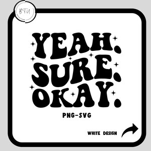 Può includere: Design digitale in bianco e nero con le parole "YEAH. SURE. OKAY." in un carattere retrò audace. Il design include stelle e il testo "PNG-SVG" e "WHITE DESIGN".