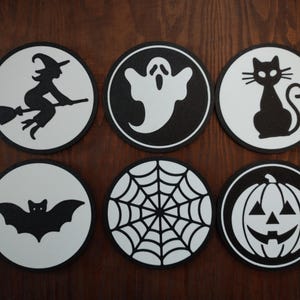 Assortimento di sottobicchieri di Halloween in sei design / stampati in 3D