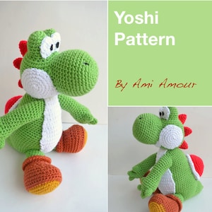 Può includere: Peluche Yoshi di peluche verde all'uncinetto seduto con le gambe incrociate. Il giocattolo ha occhi bianchi, una pancia bianca e accenti rossi e arancioni. L'immagine include il testo "Yoshi Pattern by Ami Amour".