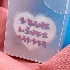 Autocollant en vinyle transparent brillant pour association caritative Trans Lives Matter - Netrunner jeu de cartes cyberpunk pour deck Boxes Bouteilles Carnets de notes Plateaux à jetons