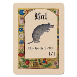 Può includere: Una carta a tema fantasy con un'illustrazione di un ratto grigio, con la lingua di fuori. La carta è etichettata "Rat" e "Token Creature - Rat 1/1" in un font decorativo. La carta ha uno sfondo beige con un bordo floreale e fruttato.