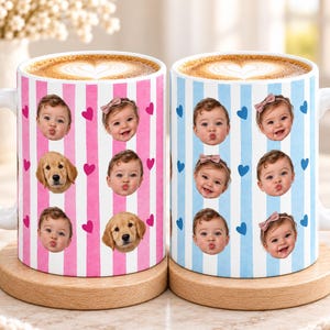 Peut inclure: Deux tasses en céramique avec des rayures verticales et des petits cœurs. La tasse de gauche présente des rayures et des cœurs roses avec des photos d'un bébé et d'un golden retriever. Celle de droite a des rayures et des cœurs bleus.