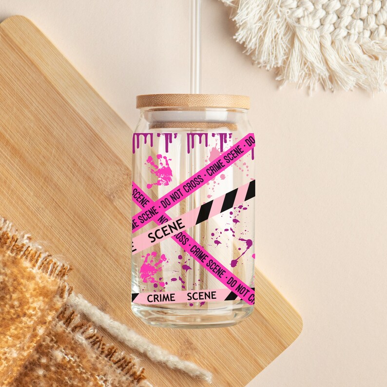 Puede incluir: Una botella de vidrio transparente con un dise&ntilde;o de cinta de escena del crimen rosa y negro. La botella tiene una tapa de bamb&uacute; y una pajita. El texto en la cinta dice "Escena del crimen - No cruzar - Escena del crimen - No cruzar".